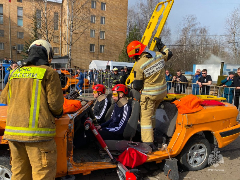 Будущие спасатели приняли участие в соревнованиях на звание «Лучшая команда МЧС России по проведению аварийно-спасательных работ» 