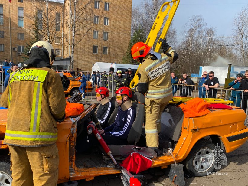 Будущие спасатели приняли участие в соревнованиях на звание «Лучшая команда МЧС России по проведению аварийно-спасательных работ» 