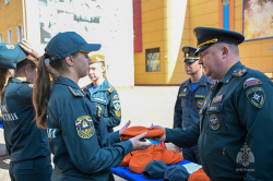 Первокурсникам вручили оранжевые береты