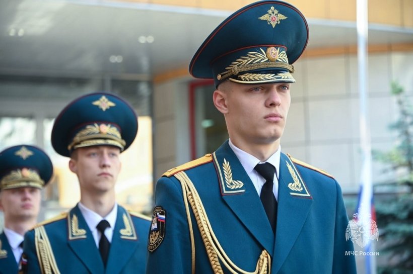 Торжественная церемония поднятия Государственного флага, посвященная Дню России