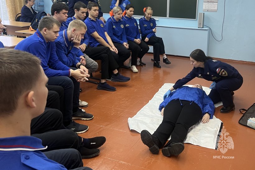 Студенты Академии провели кадетам МБОУ «Веселёвской средней общеобразовательной школы» урок по основам первой помощи 