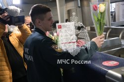 Сотрудники МЧС России и волонтеры поздравили женщин с наступающим 8 Марта