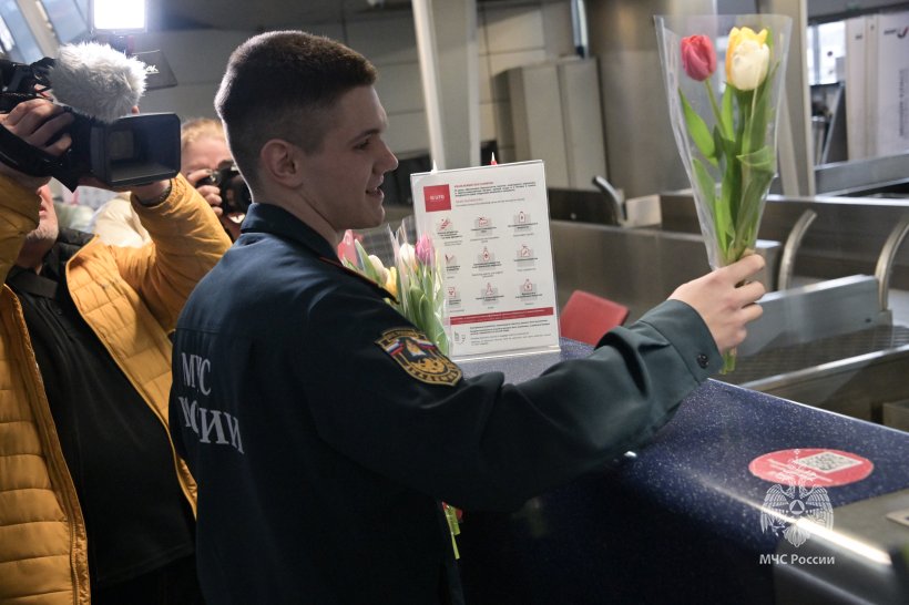 Сотрудники МЧС России и волонтеры поздравили женщин с наступающим 8 Марта