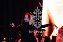 Цветы и улыбки стали главными атрибутами сегодняшнего дня 