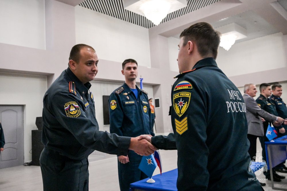 Курсантам Академии вручили удостоверения, жетоны и книжки спасателей