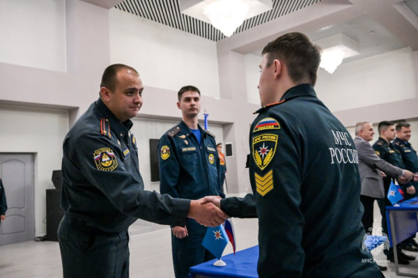 Курсантам Академии вручили удостоверения, жетоны и книжки спасателей