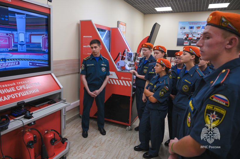 В рамках ознакомительной программы для гостей из МБОУ СОШ № 3 села Хороль Приморского края состоялась экскурсия
