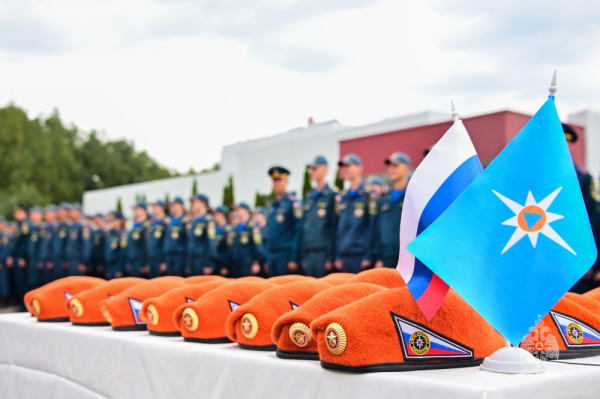 Первокурсникам Академии вручили оранжевые береты