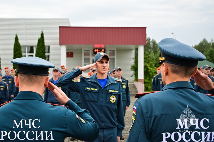 Первокурсникам Академии вручили оранжевые береты