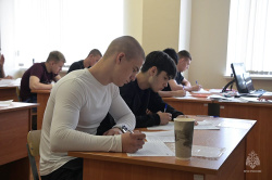 Абитуриенты сдали вступительный экзамен по математике