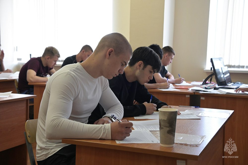Абитуриенты сдали вступительный экзамен по математике