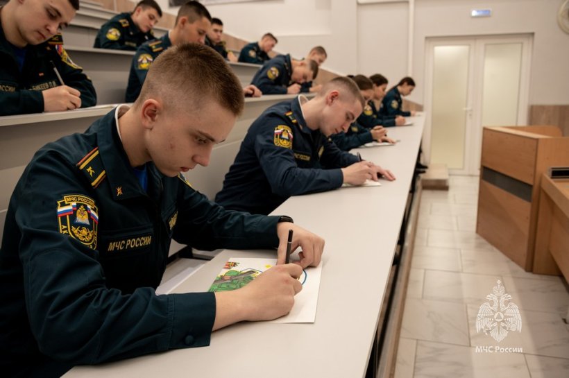 Курсанты Академии приняли участие в добровольческих акциях «Новогодняя открытка» и «Письмо солдату»