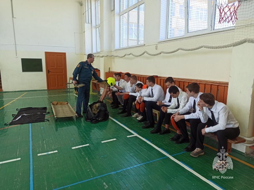Сотрудники Академии ГПС МЧС России провели занятие с кадетами Веселевской школы