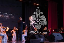 Цветы и улыбки стали главными атрибутами сегодняшнего дня 