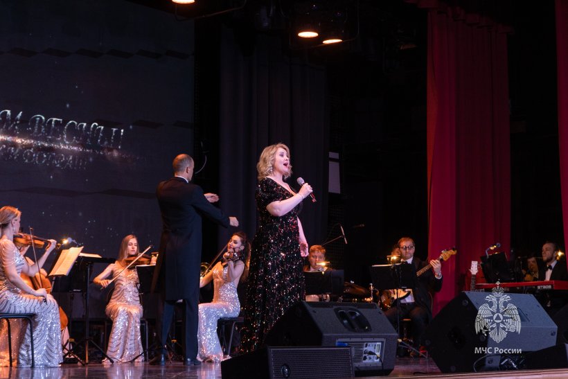 Цветы и улыбки стали главными атрибутами сегодняшнего дня 