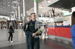 Сотрудники МЧС России и волонтеры поздравили женщин с наступающим 8 Марта