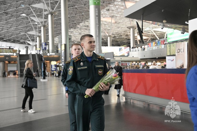 Сотрудники МЧС России и волонтеры поздравили женщин с наступающим 8 Марта