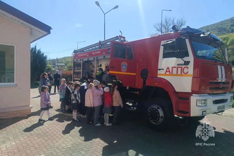 Курсанты Академии провели открытый урок для учеников начальных классов