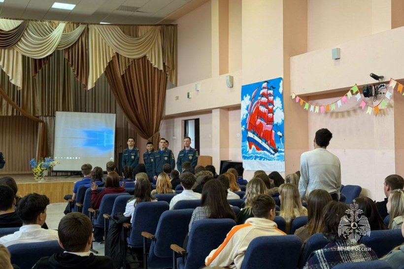 Личный состав Академии продолжает проводить открытые уроки в школах 