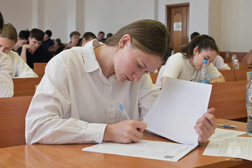 Абитуриенты сдали вступительный экзамен по математике