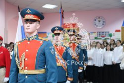 Кадетскому классу МЧС России мытищинской школы № 12 вручили знамя