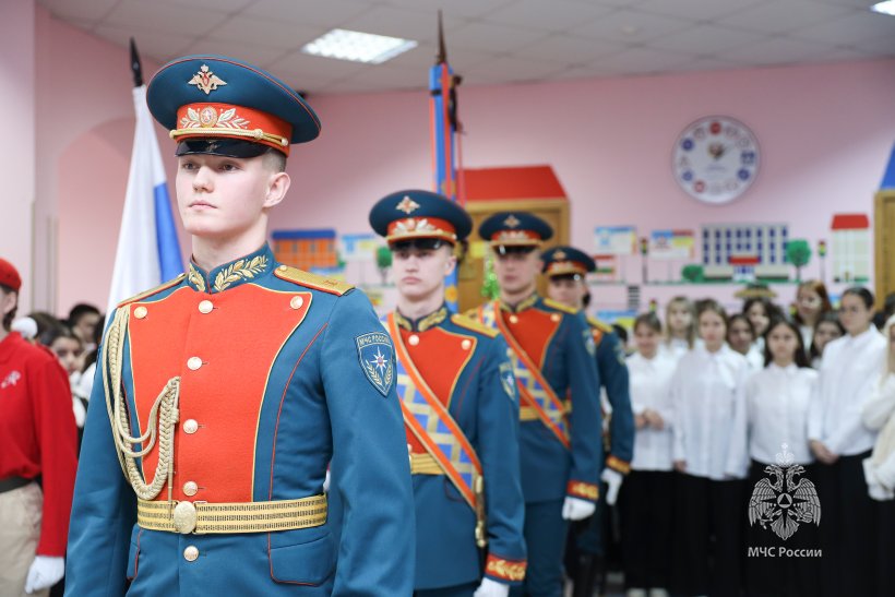 Кадетскому классу МЧС России мытищинской школы № 12 вручили знамя