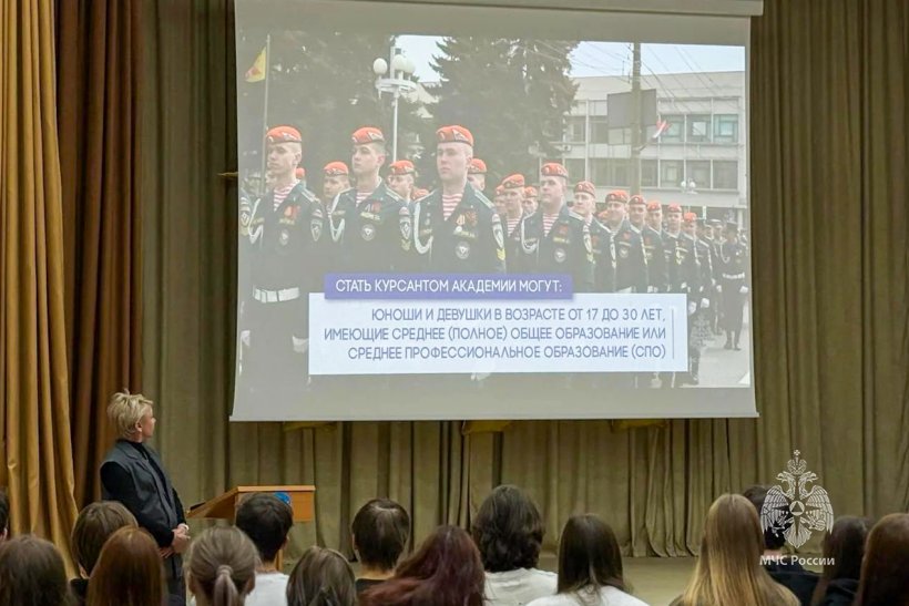 Cтуденты Академии провели профориентационное занятие для десятиклассников
