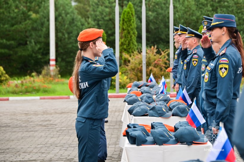 Первокурсникам Академии вручили оранжевые береты