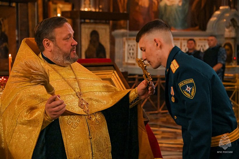 В Храме Христа Спасителя был совершён благодарственный молебен по случаю выпуска специалистов Академии