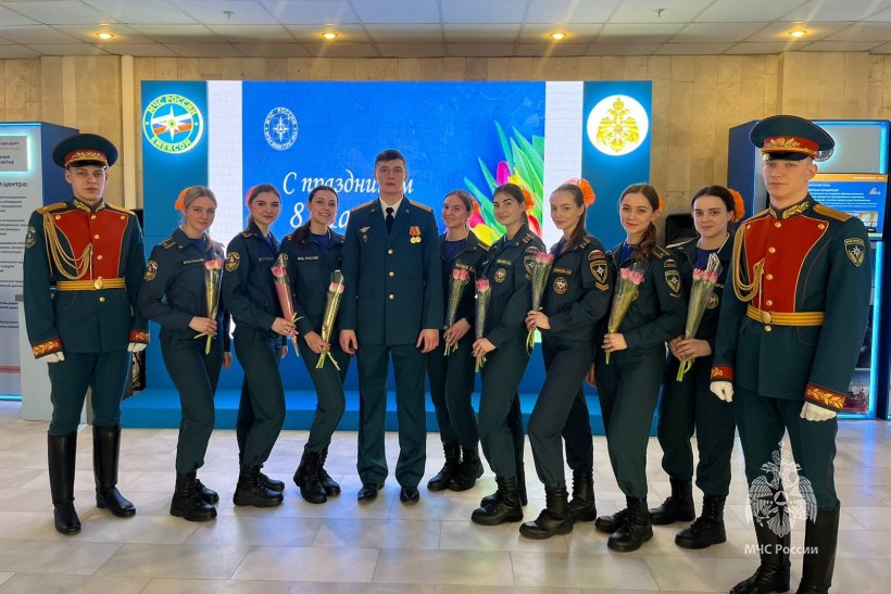 Александр Куренков наградил женщин-ветеранов МЧС России в преддверии 8 Марта