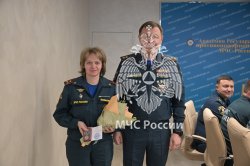 Цветы и улыбки стали главными атрибутами сегодняшнего дня 