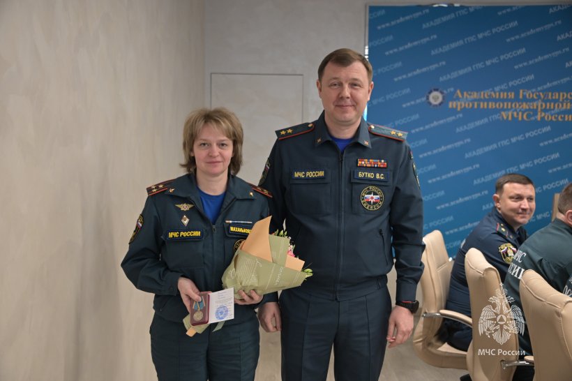 Цветы и улыбки стали главными атрибутами сегодняшнего дня 