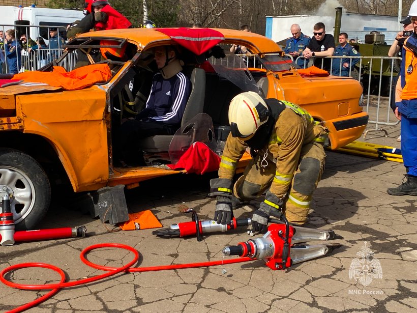Будущие спасатели приняли участие в соревнованиях на звание «Лучшая команда МЧС России по проведению аварийно-спасательных работ» 