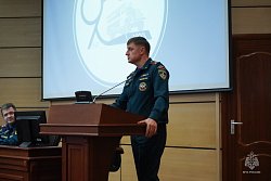 Курсантам Академии вручили удостоверения, жетоны и книжки спасателей