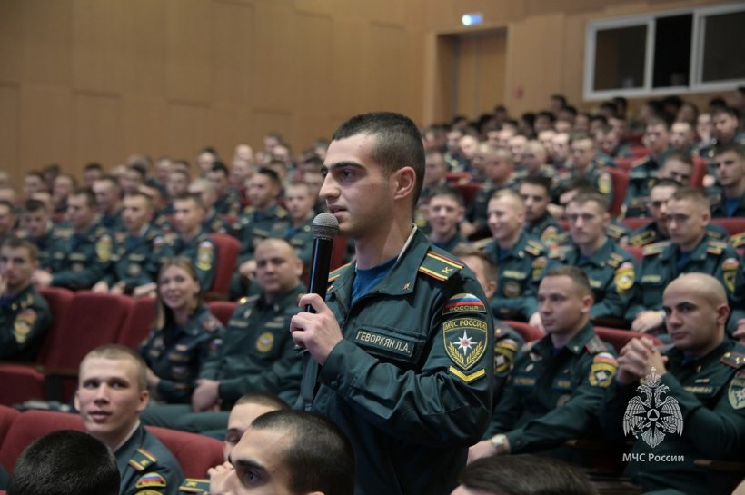 Курсанты Академии встретились с советником Главы МЧС России Даниилом Мартыновым