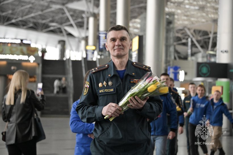 Сотрудники МЧС России и волонтеры поздравили женщин с наступающим 8 Марта