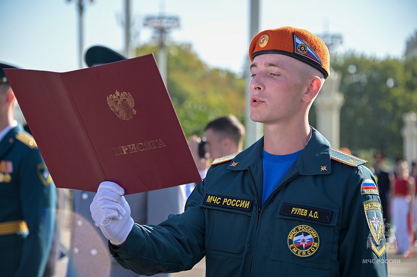 Курсанты и студенты Академии приняли Присягу и дали торжественную Клятву