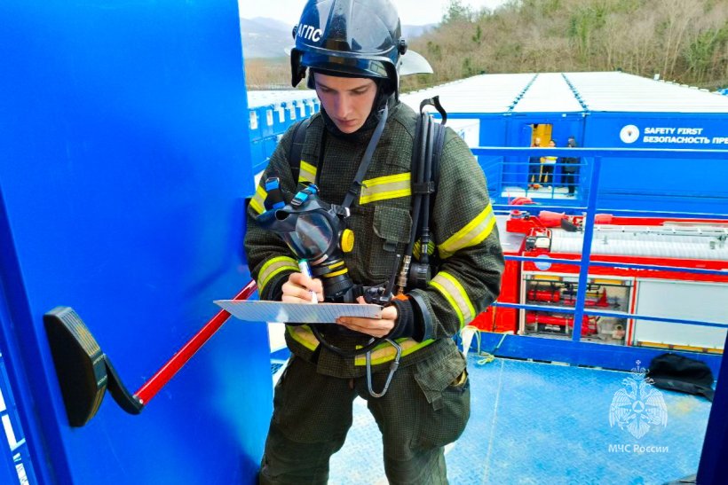  Курсанты Академии ликвидировали условный пожар в Геленджике