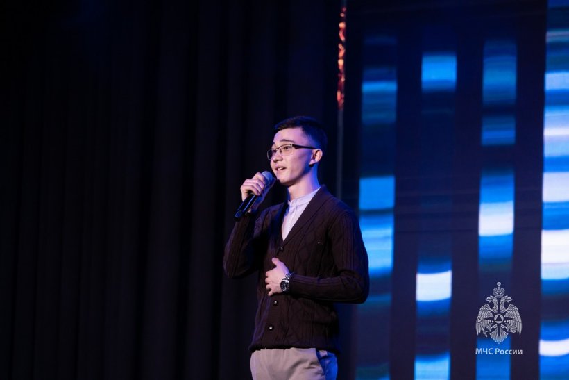 Курсанты Академии поздравили девушек с 8 марта