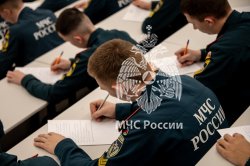 Курсанты Академии приняли участие в добровольческих акциях «Новогодняя открытка» и «Письмо солдату»
