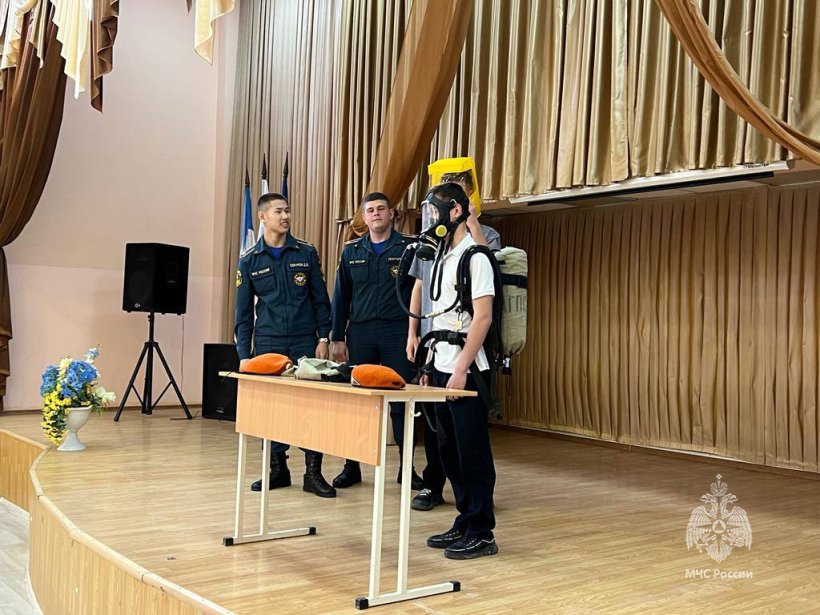 Курсанты Академии совместно с сотрудниками учебной пожарно-спасательной части вуза, расположенной в селе Дивноморское Краснодарского края, провели открытый урок.