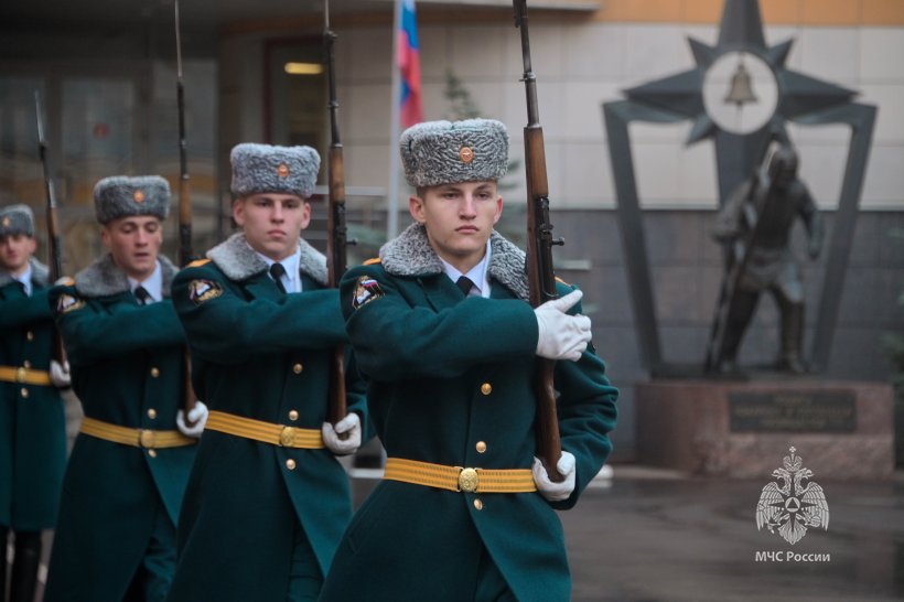 На плацу Академии состоялось построение переменного и постоянного состава