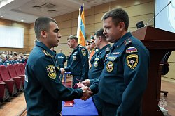 Курсантам Академии вручили удостоверения, жетоны и книжки спасателей