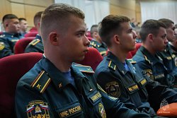 Курсантам Академии вручили удостоверения, жетоны и книжки спасателей