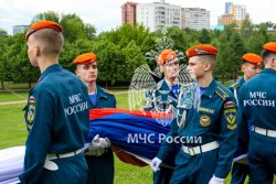 Личный состав Академии ГПС МЧС России провел патриотическую акцию ко Дню России 