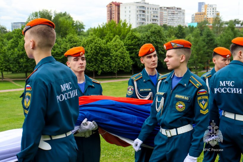 Личный состав Академии ГПС МЧС России провел патриотическую акцию ко Дню России 