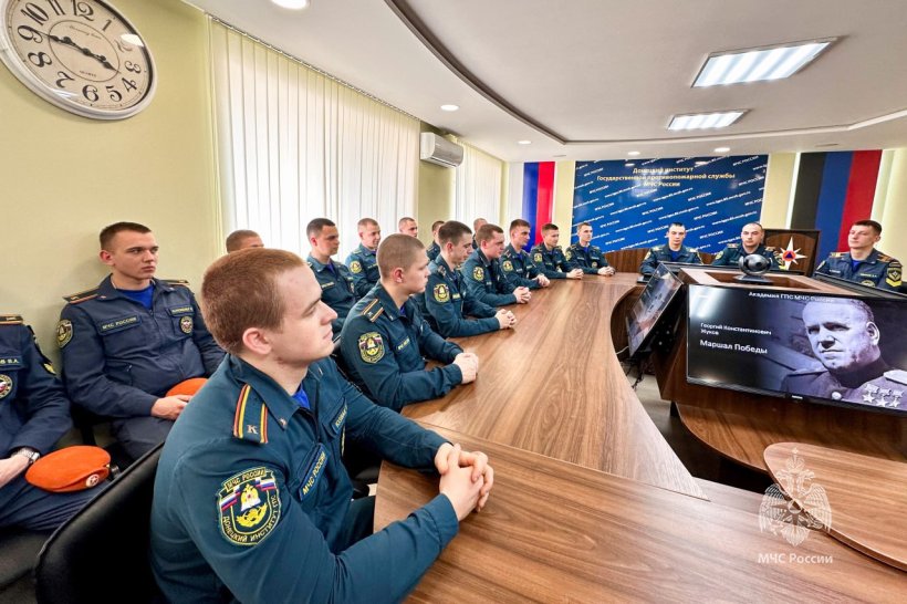 Правнучка маршала Жукова встретилась с обучающимся вузов МЧС России 