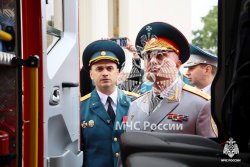 Главе МЧС России Александру Куренкову продемонстрировали новый образец пожарного автомобиля 