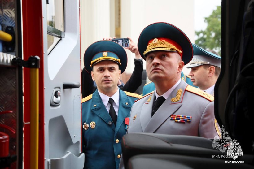 Главе МЧС России Александру Куренкову продемонстрировали новый образец пожарного автомобиля 