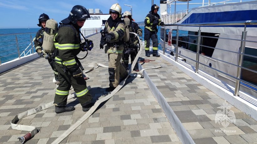 Курсанты Академии приняли участие в пожарно-тактических учениях в Геленджике